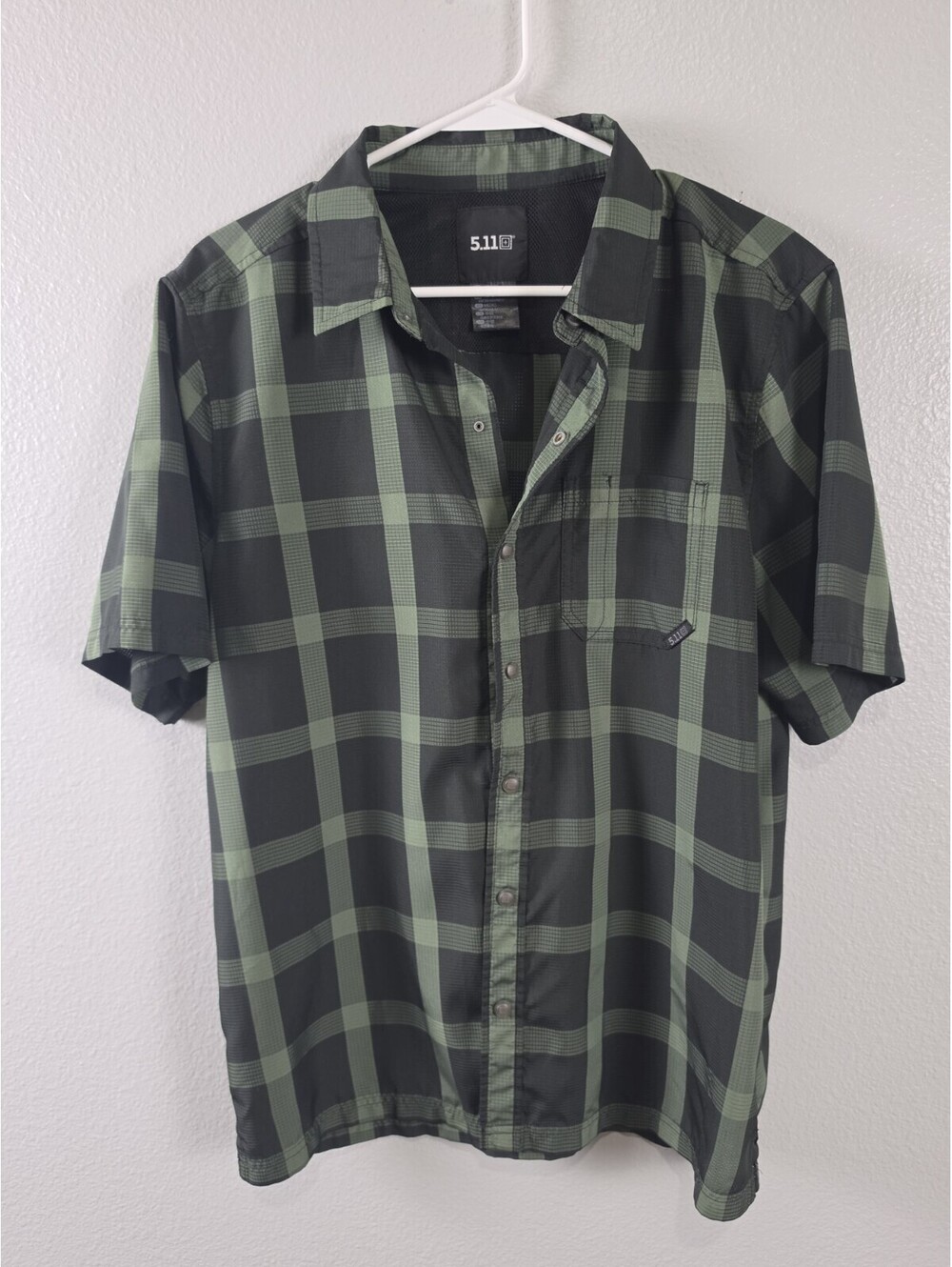 Mens 5.11 Medium Black and Green Button Up Summer Shirt Short Sleeve